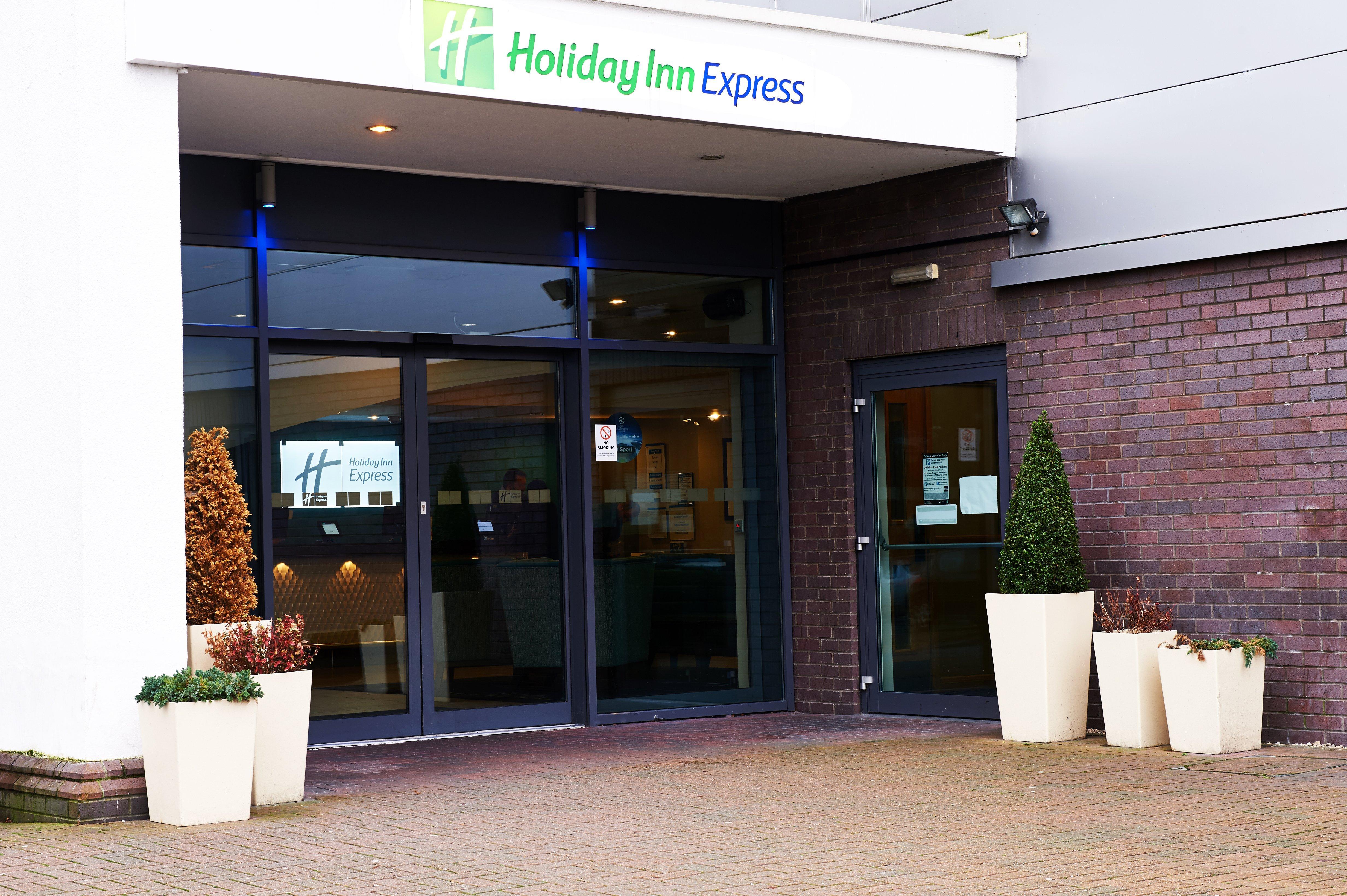 Holiday Inn Express Manchester Airport By Ihg Ringway Exterior foto